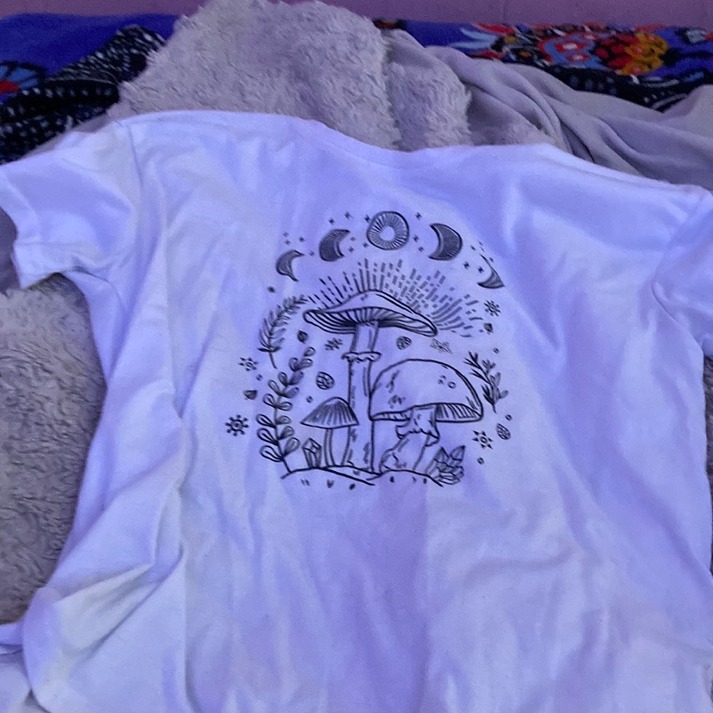 white shirt mushrooms on it NO STAINS<3